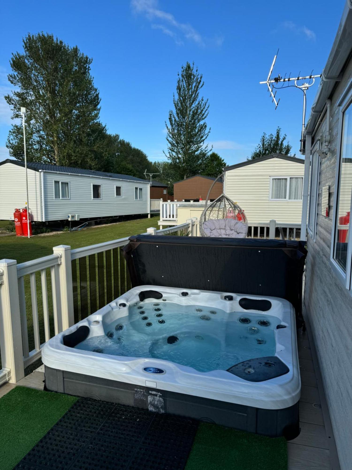 Hot Tub Retreat At Tattershall Lakes 外观 照片